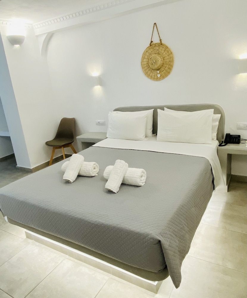 Perissa Bay — Hotel rooms in Perissa, South Aegean