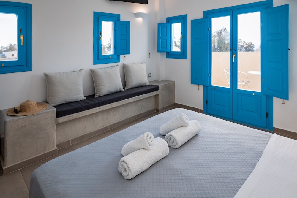 Perissa Bay — Hotel rooms in Perissa, South Aegean