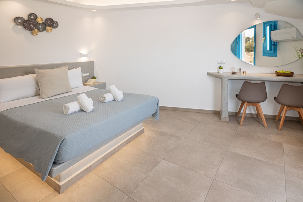 Perissa Bay — Hotel rooms in Perissa, South Aegean