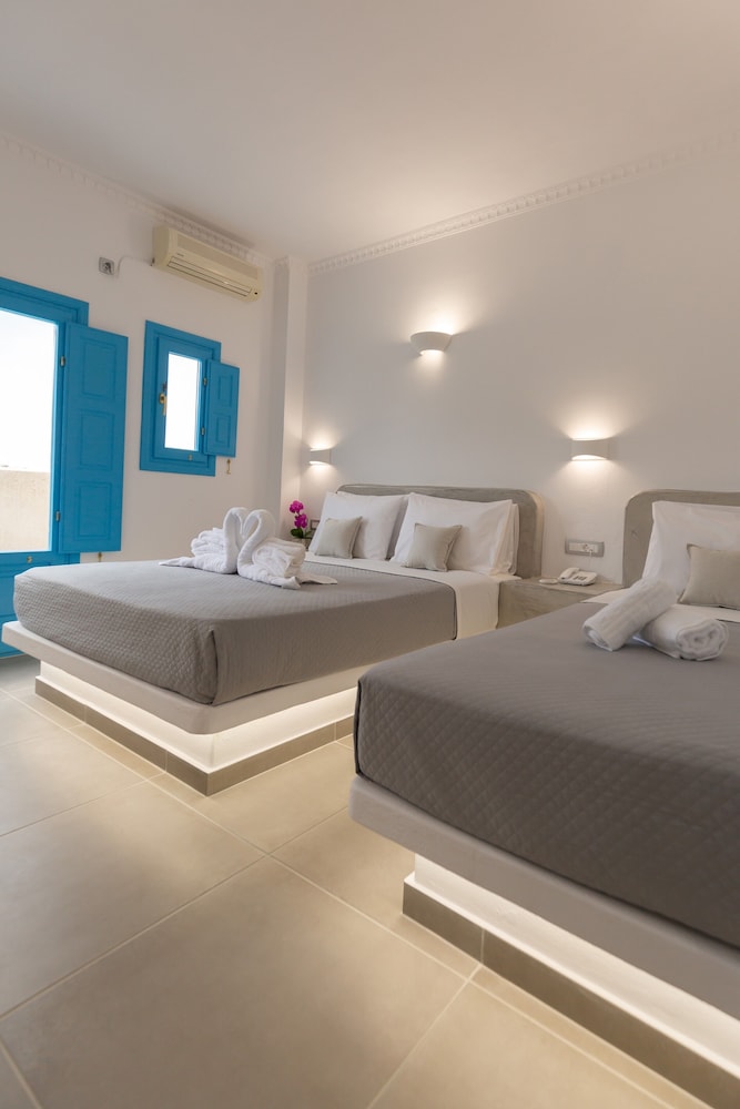 Perissa Bay — Hotel rooms in Perissa, South Aegean