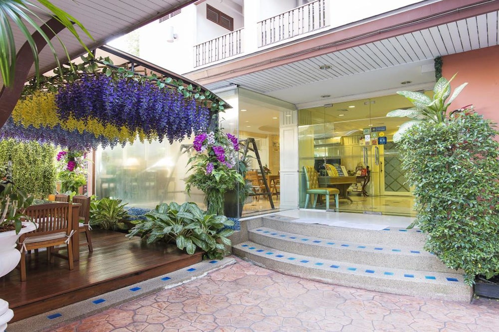 Orchid Resort — Hotel building in Bangkok, Bangkok
