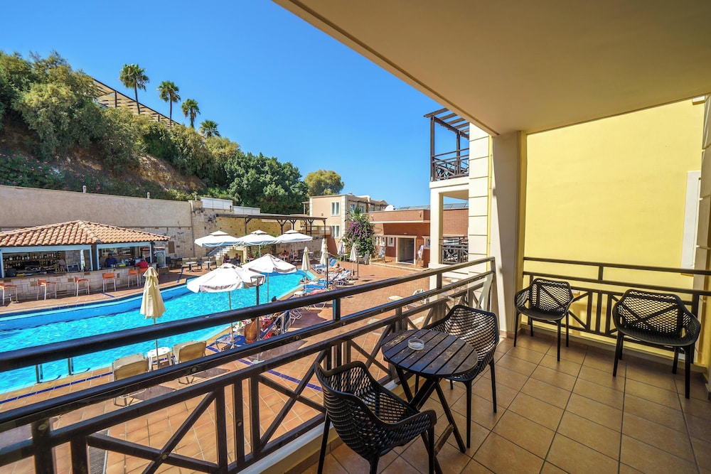 Porto Kalamaki Hotel — Swimming pool in Chania