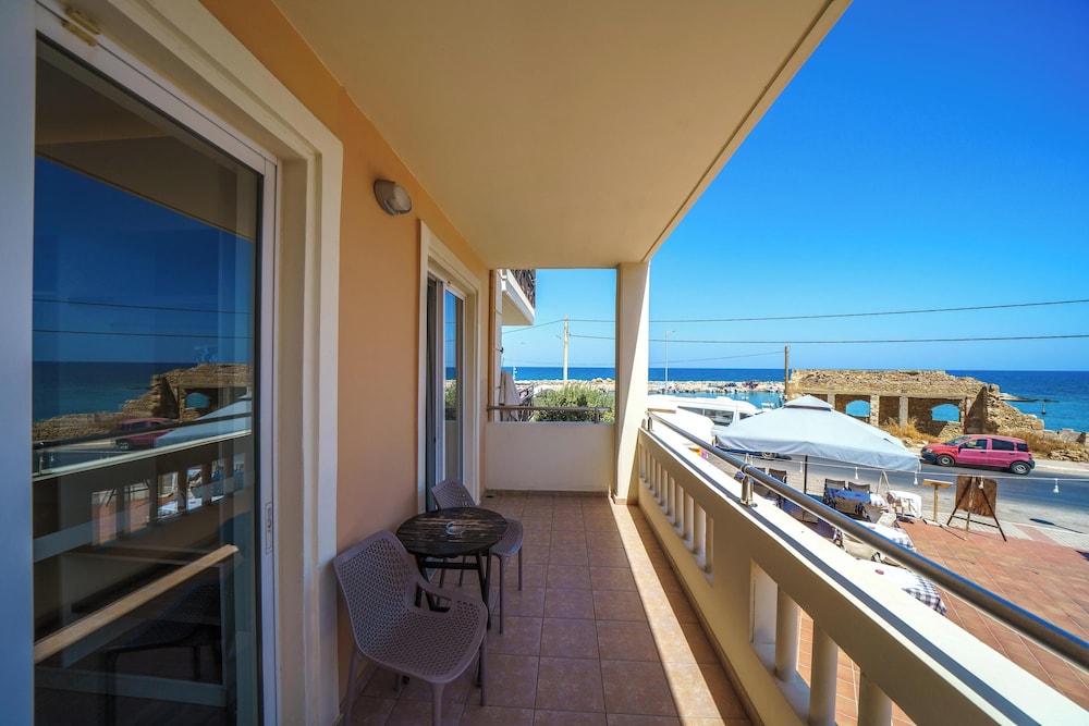 Porto Kalamaki Hotel — Hotel building in Chania