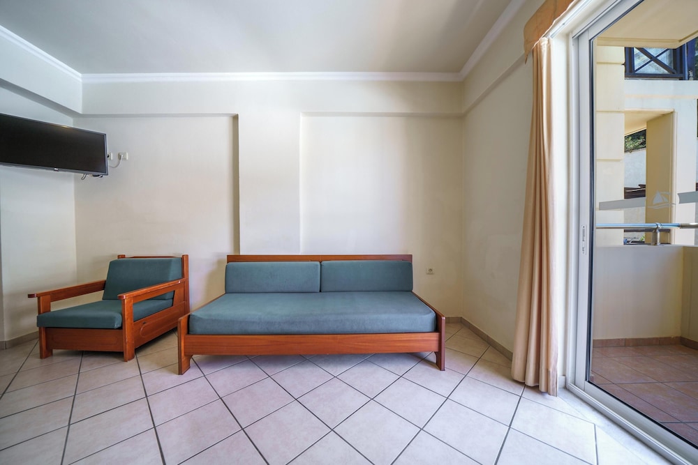 Porto Kalamaki Hotel — Hotel rooms in Chania