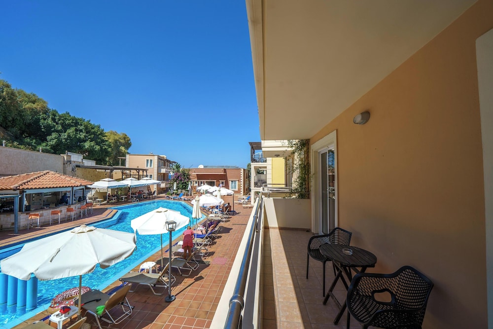 Porto Kalamaki Hotel — Swimming pool in Chania