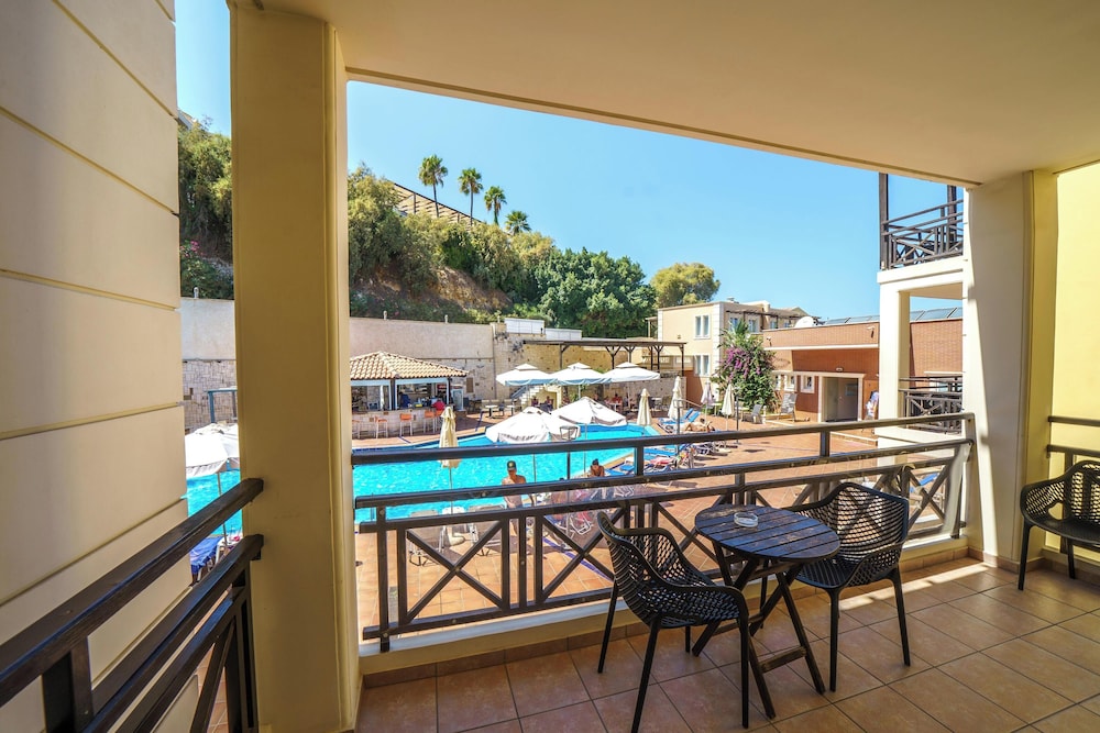 Porto Kalamaki Hotel — Swimming pool in Chania