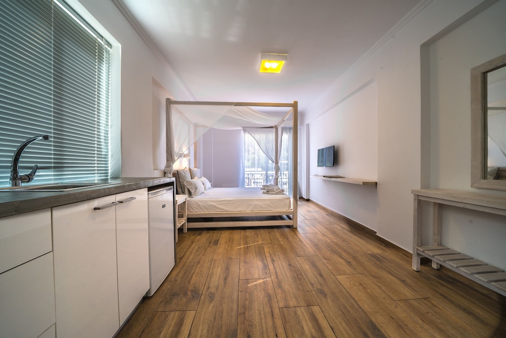 Porto Kalamaki Hotel — Hotel rooms in Chania