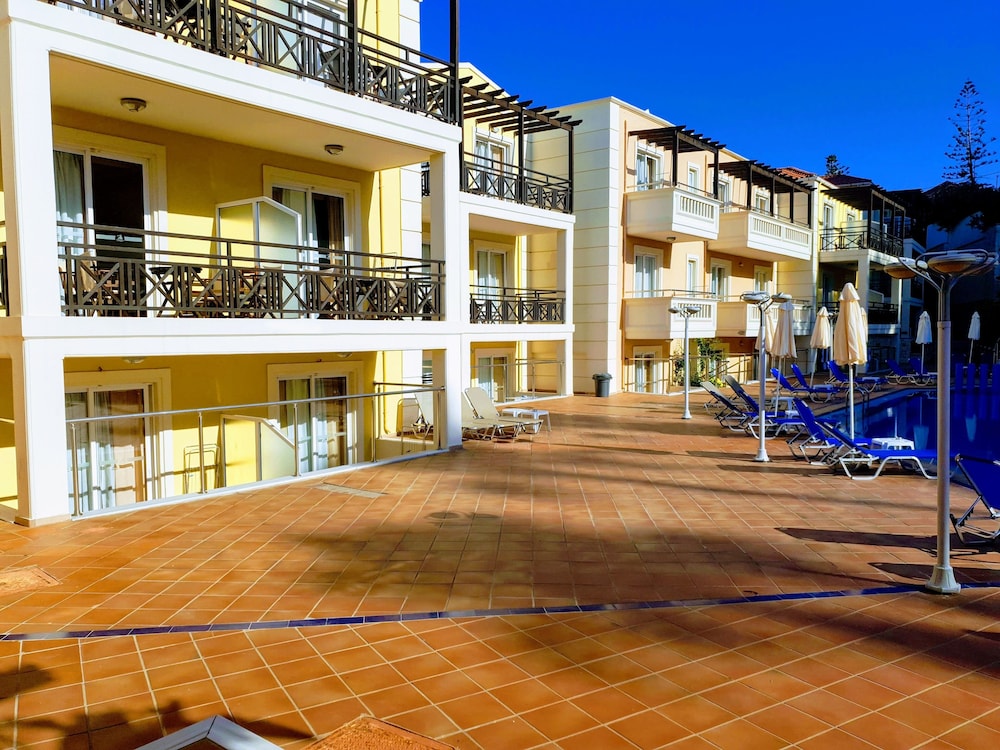 Porto Kalamaki Hotel — Hotel building in Chania