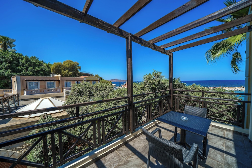 Porto Kalamaki Hotel — Hotel rooms in Chania