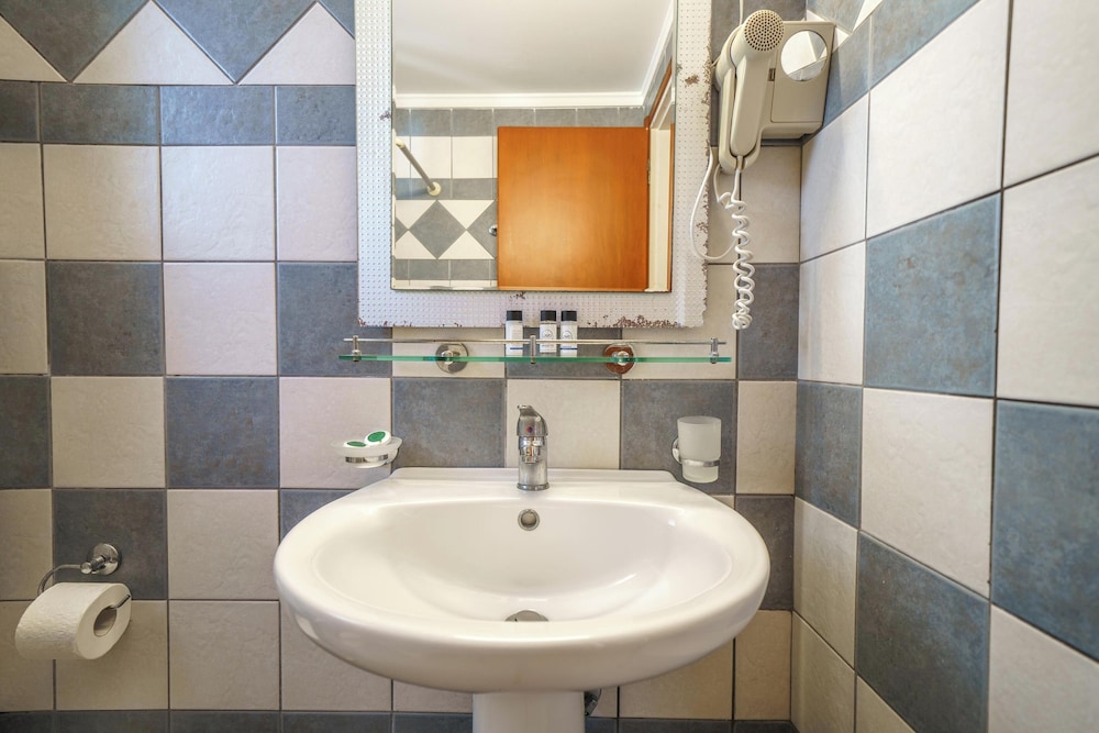 Porto Kalamaki Hotel — Hotel rooms in Chania