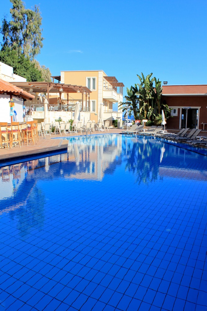 Porto Kalamaki Hotel — Swimming pool in Chania
