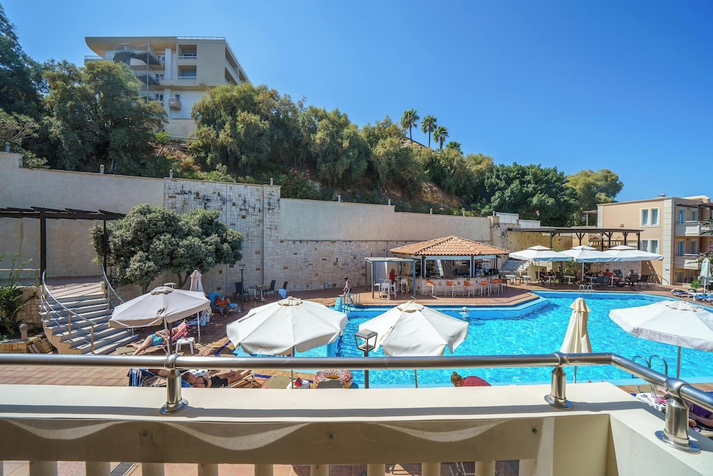 Porto Kalamaki Hotel — Swimming pool in Chania