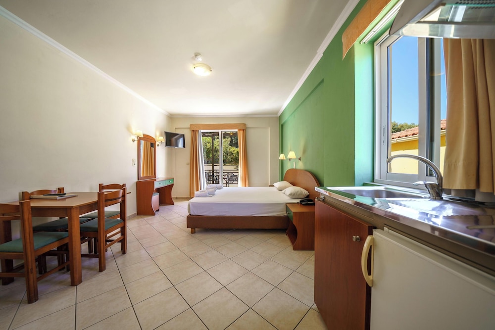 Porto Kalamaki Hotel — Hotel rooms in Chania