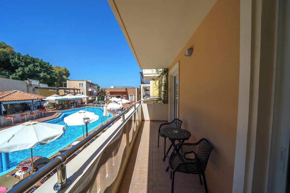 Porto Kalamaki Hotel — Swimming pool in Chania