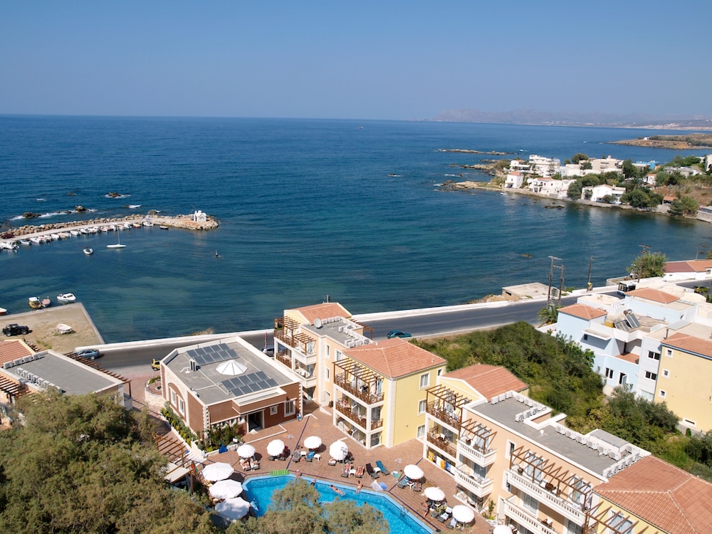 Porto Kalamaki Hotel — Hotel building in Chania