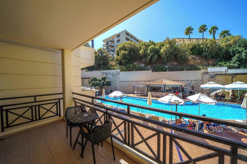 Porto Kalamaki Hotel — Swimming pool in Chania