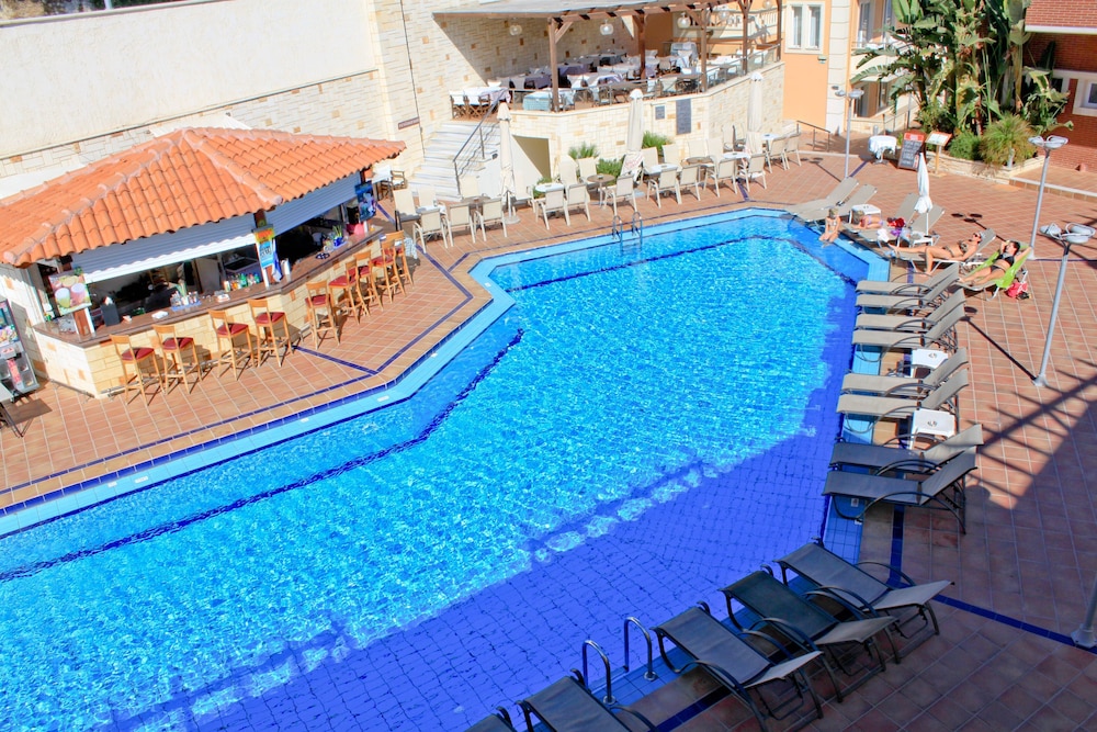 Porto Kalamaki Hotel — Swimming pool in Chania