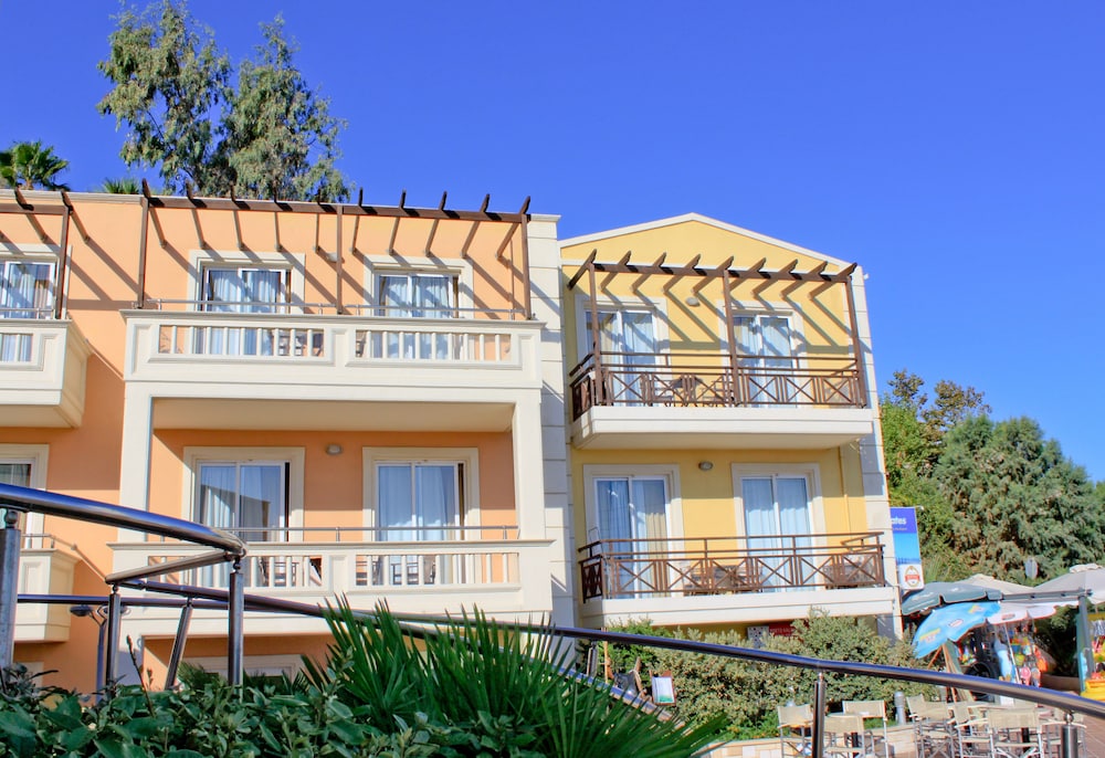 Porto Kalamaki Hotel — Hotel building in Chania