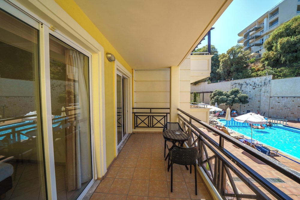 Porto Kalamaki Hotel — Swimming pool in Chania