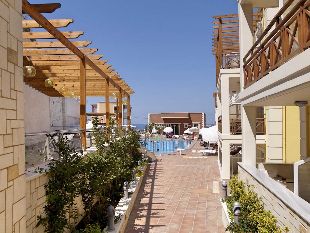 Porto Kalamaki Hotel — Swimming pool in Chania