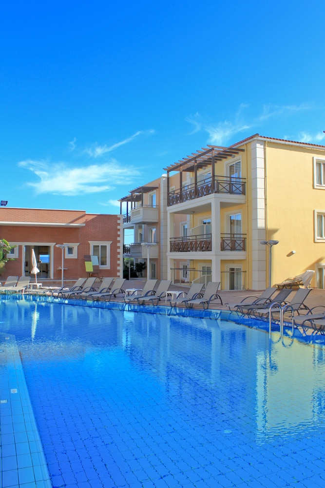 Porto Kalamaki Hotel — Swimming pool in Chania