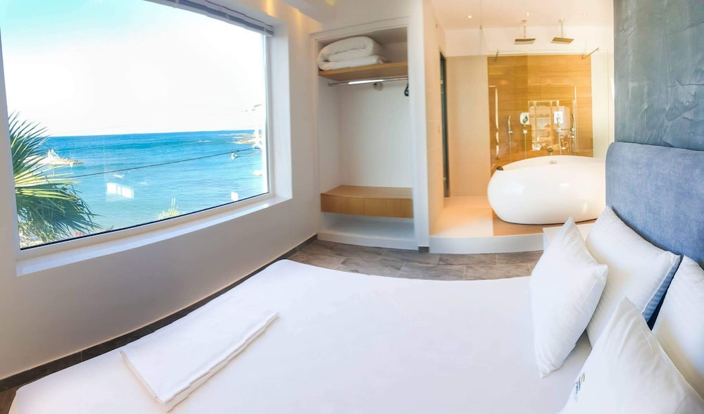 Porto Kalamaki Hotel — Hotel rooms in Chania