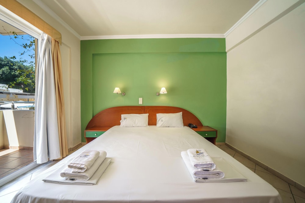 Porto Kalamaki Hotel — Hotel rooms in Chania
