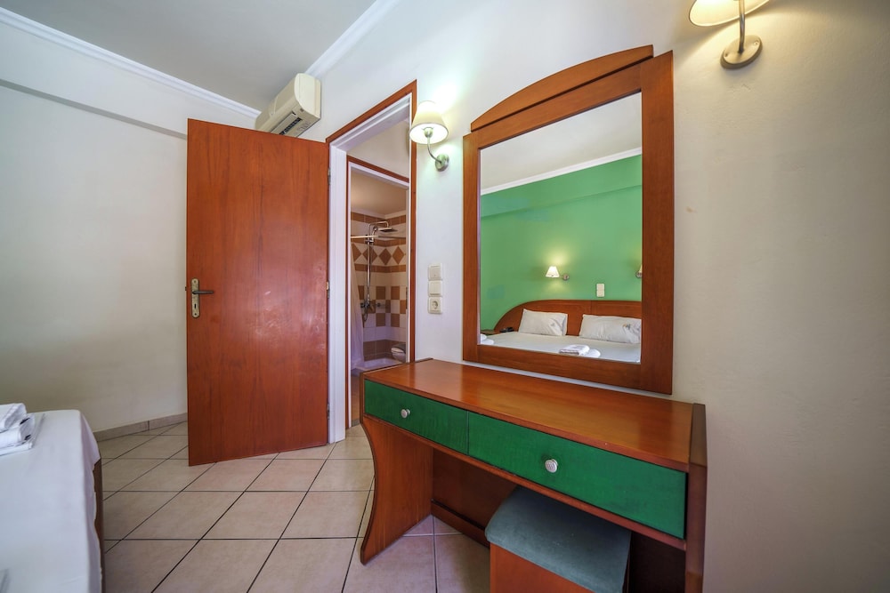 Porto Kalamaki Hotel — Hotel rooms in Chania
