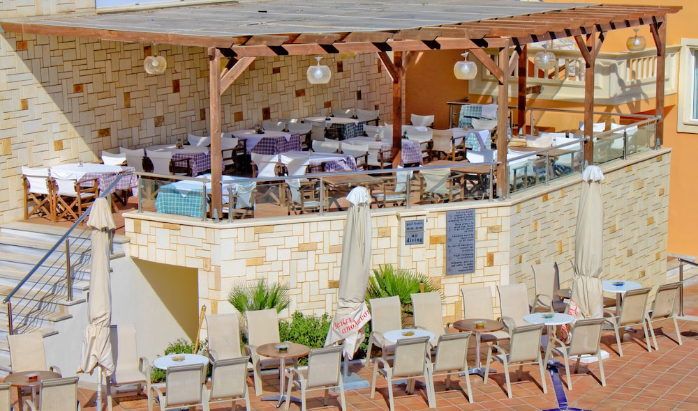 Porto Kalamaki Hotel — Restaurant & bars in Chania