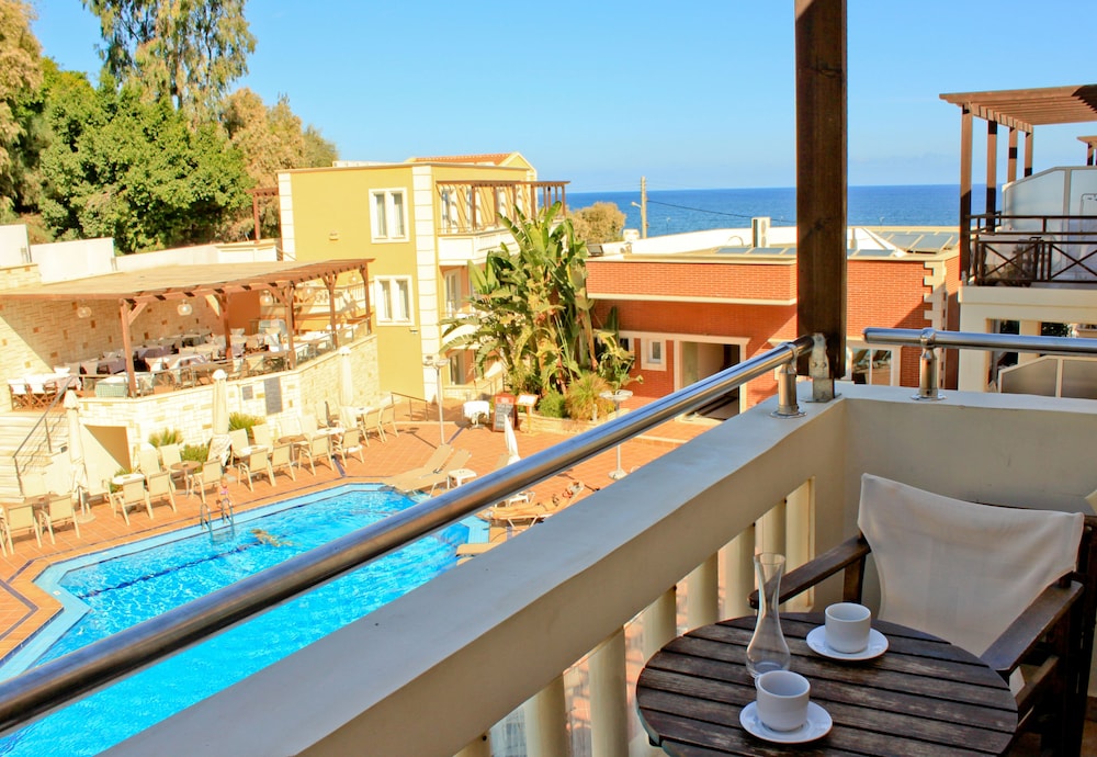 Porto Kalamaki Hotel — Swimming pool in Chania