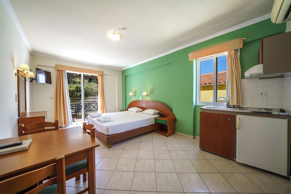 Porto Kalamaki Hotel — Hotel rooms in Chania