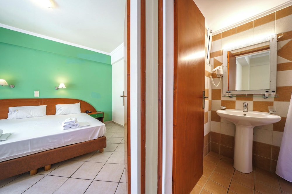 Porto Kalamaki Hotel — Hotel rooms in Chania