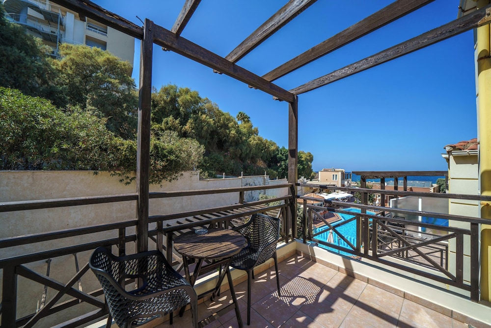 Porto Kalamaki Hotel — Swimming pool in Chania
