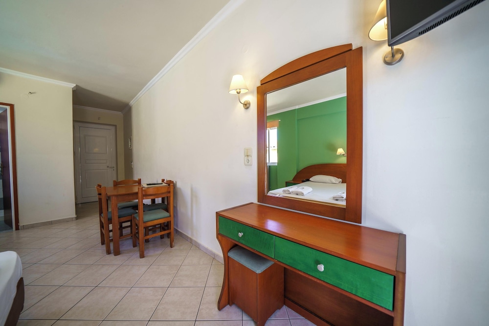 Porto Kalamaki Hotel — Hotel rooms in Chania