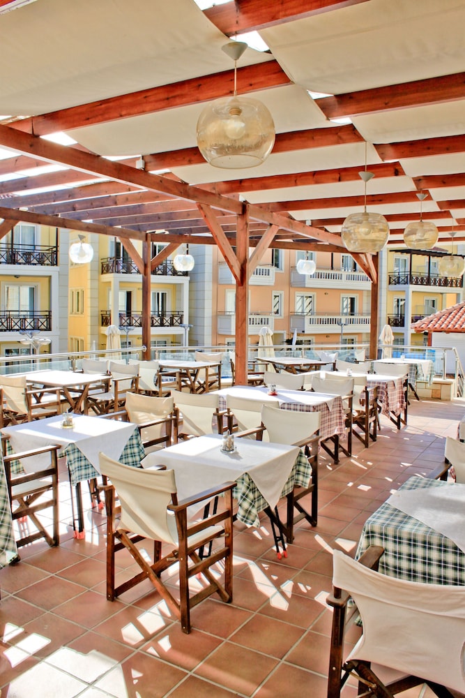 Porto Kalamaki Hotel — Restaurant & bars in Chania