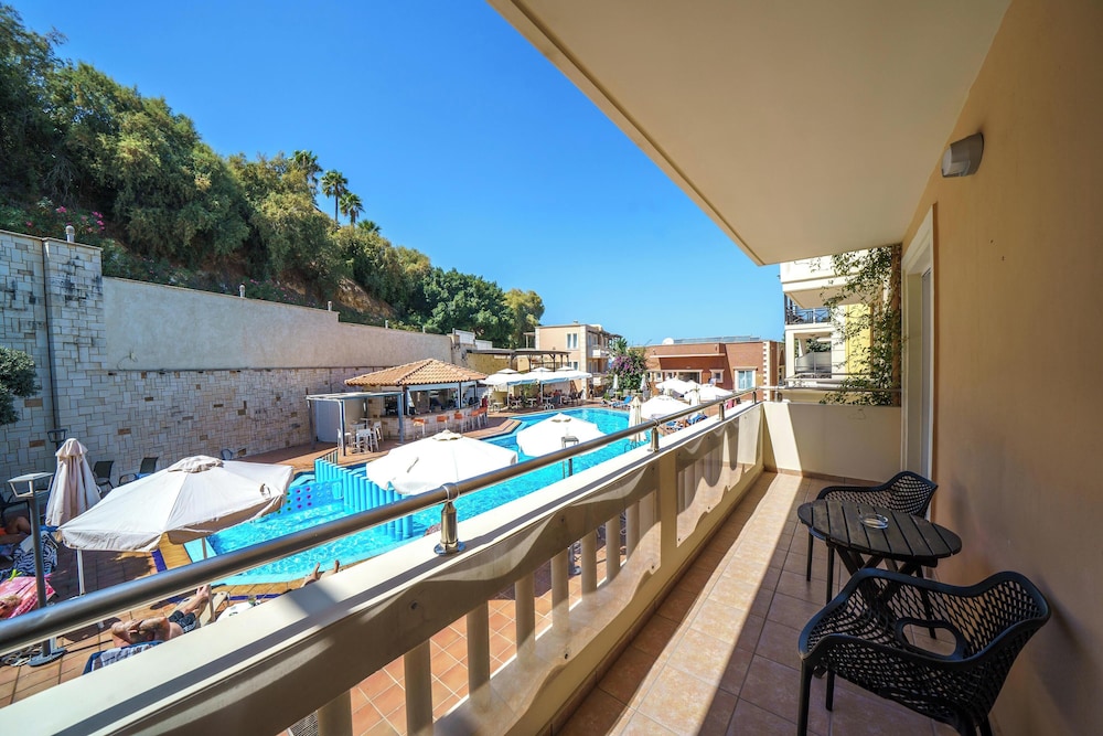 Porto Kalamaki Hotel — Swimming pool in Chania