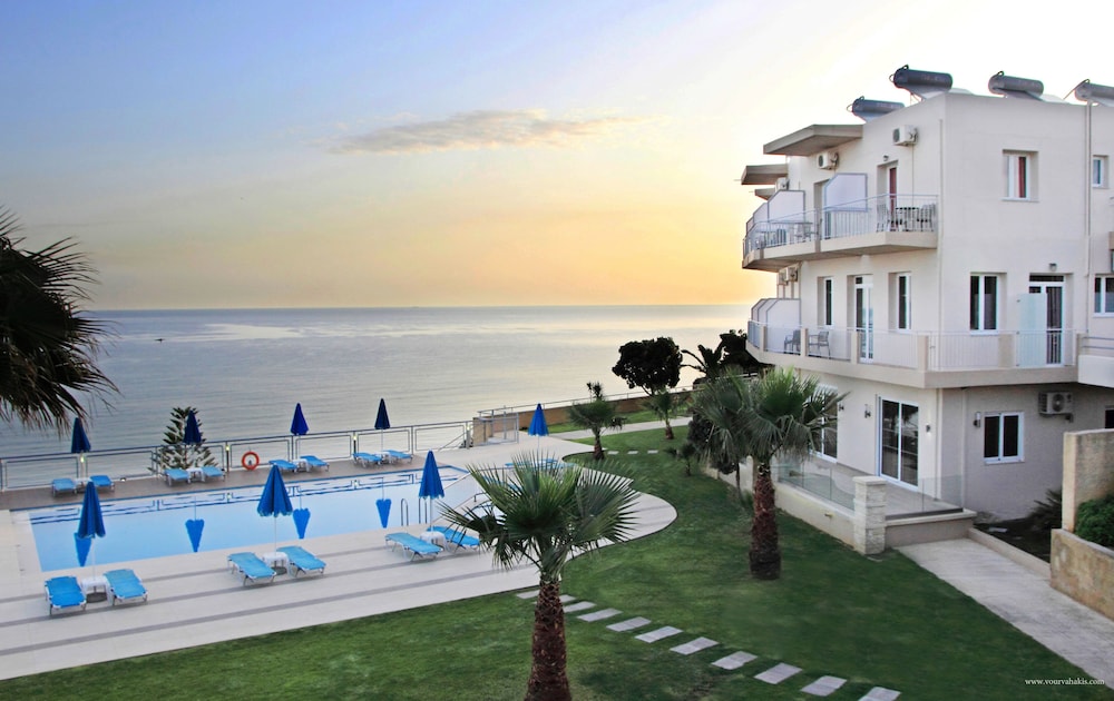 Renieris Hotel — Swimming pool in Chania