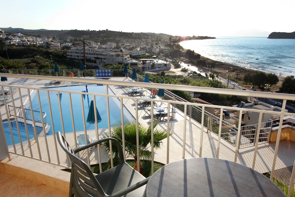 Renieris Hotel — Swimming pool in Chania