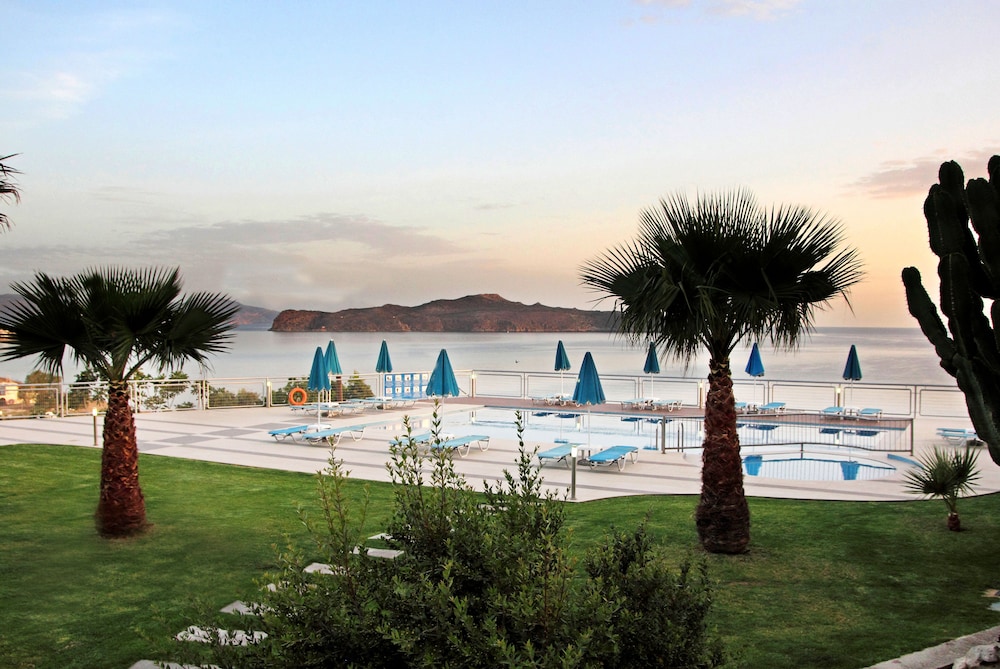 Renieris Hotel — Swimming pool in Chania