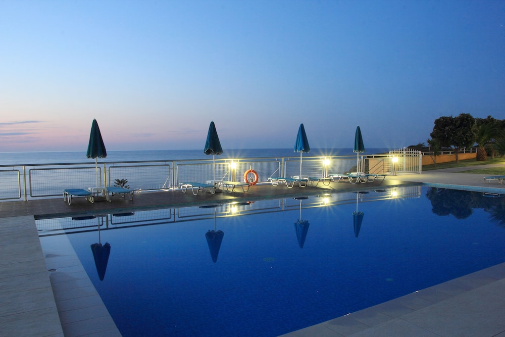 Renieris Hotel — Swimming pool in Chania