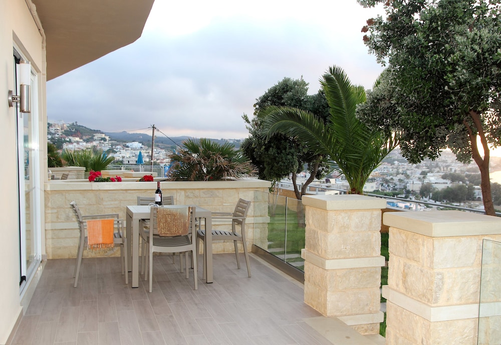 Renieris Hotel — Hotel building in Chania