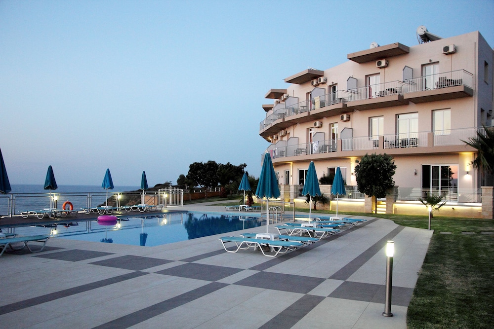 Renieris Hotel — Swimming pool in Chania