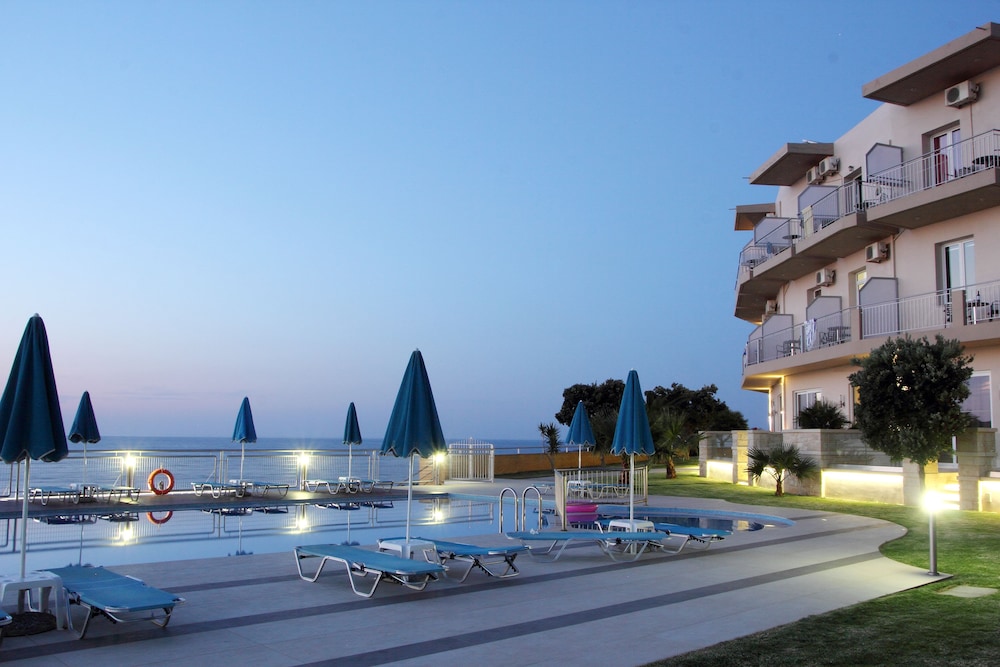 Renieris Hotel — Swimming pool in Chania