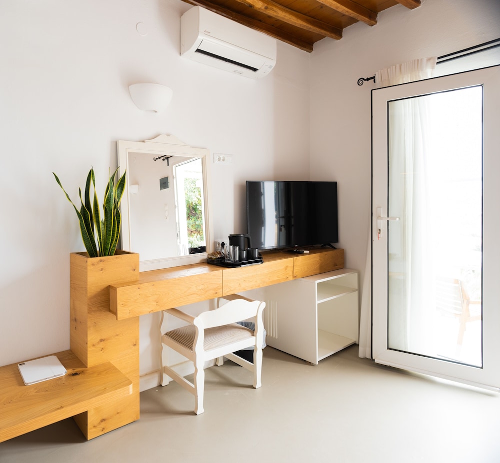 Rhenia Mykonos Hotel & Bungalows — Hotel rooms in Tourlos, South Aegean
