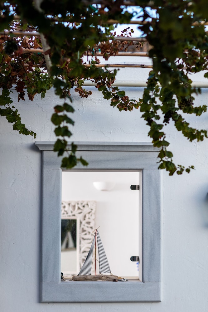 Rhenia Mykonos Hotel & Bungalows — Hotel building in Tourlos, South Aegean