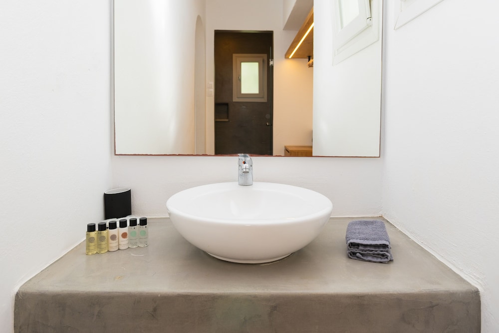 Rhenia Mykonos Hotel & Bungalows — Hotel rooms in Tourlos, South Aegean