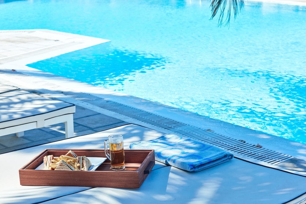 Santo Miramare Resort — Swimming pool in Aghios Georgios (Santorini), South Aegean