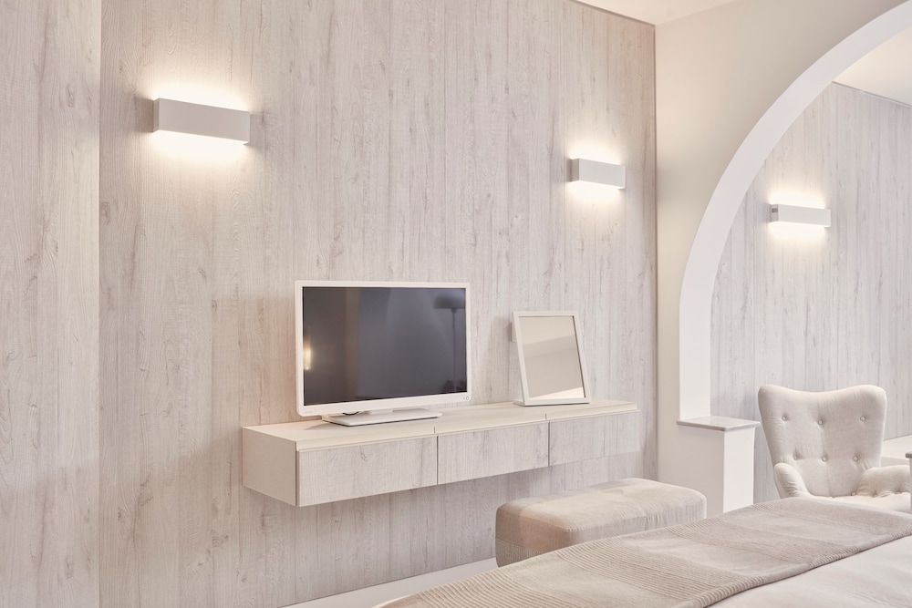 Santo Miramare Resort — Hotel rooms in Aghios Georgios (Santorini), South Aegean