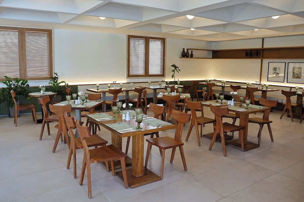 Santo Miramare Resort — Restaurant & bars in Aghios Georgios (Santorini), South Aegean