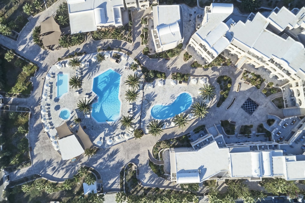 Santo Miramare Resort — Swimming pool in Aghios Georgios (Santorini), South Aegean